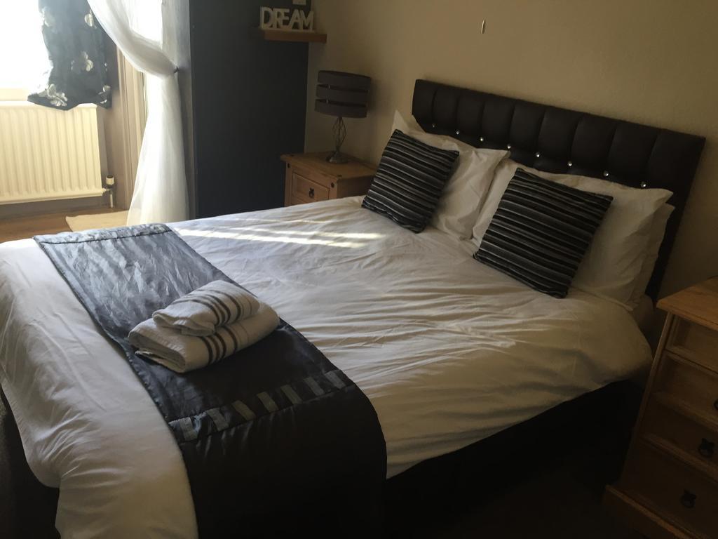 Dimple Well Lodge Hotel Wakefield Room photo